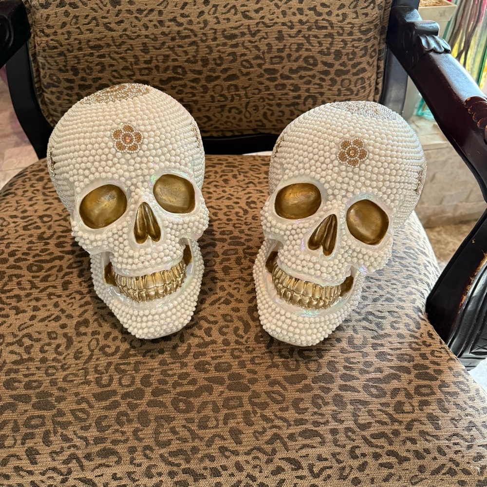 Elegant Pearlized White & Gold Skull Decor